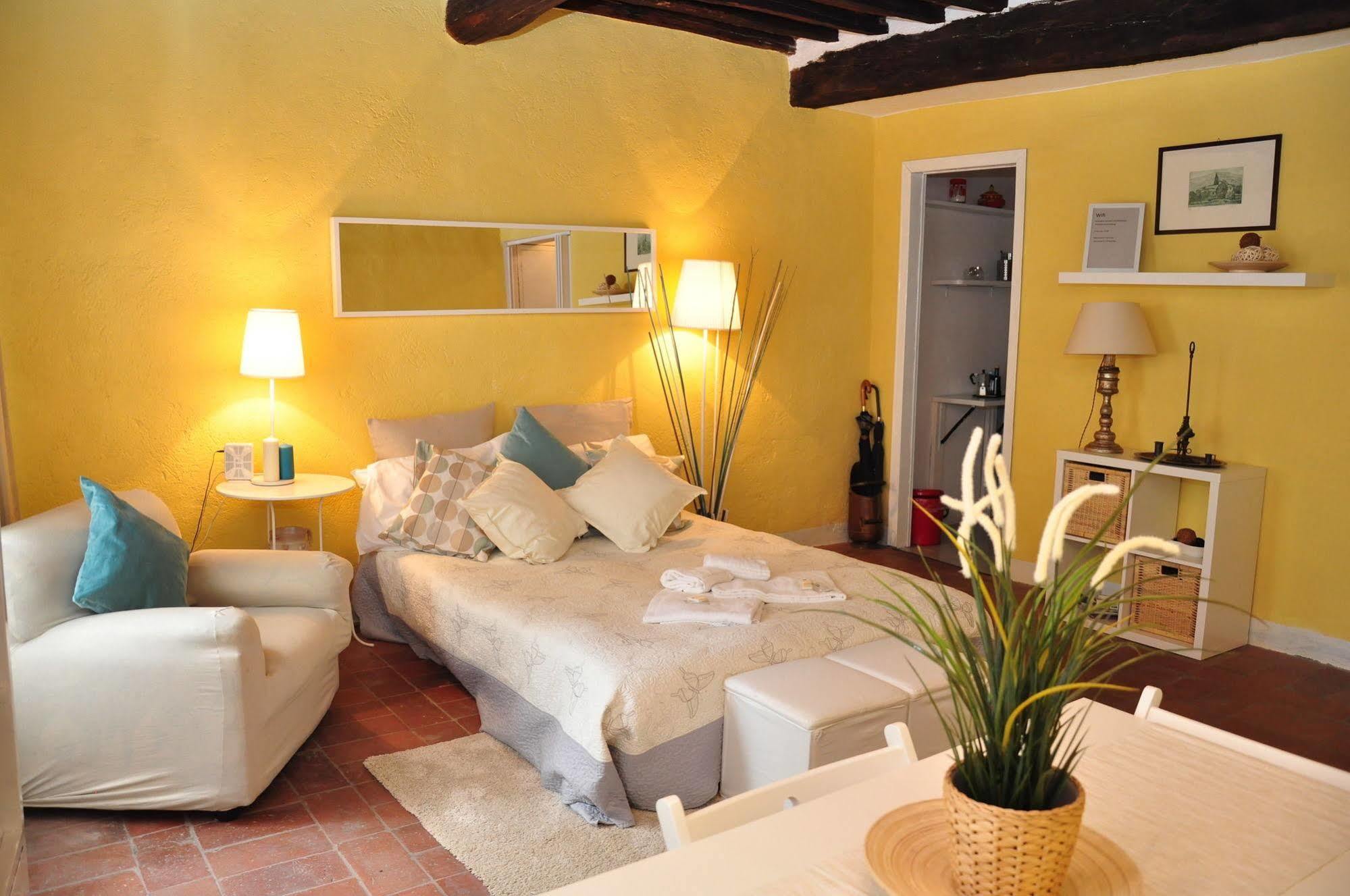 At Home Bed And Breakfast ลุคคา ภายนอก รูปภาพ