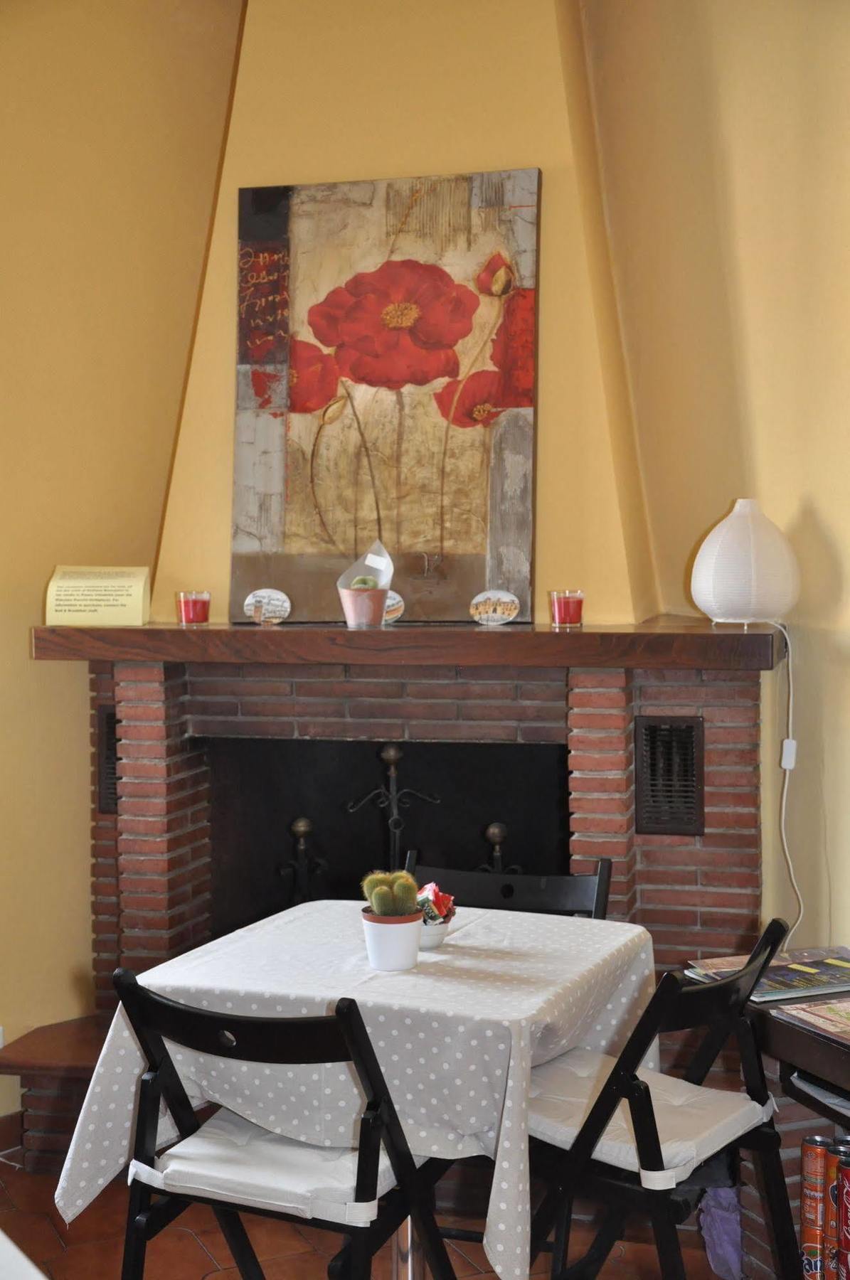 At Home Bed And Breakfast ลุคคา ภายนอก รูปภาพ